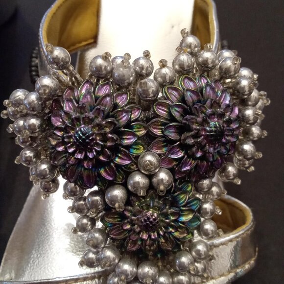 Vagabond Silver Irridescent Floral Beaded Sandals size 7 Mod VTG 60s Round Heels - Picture 4 of 11